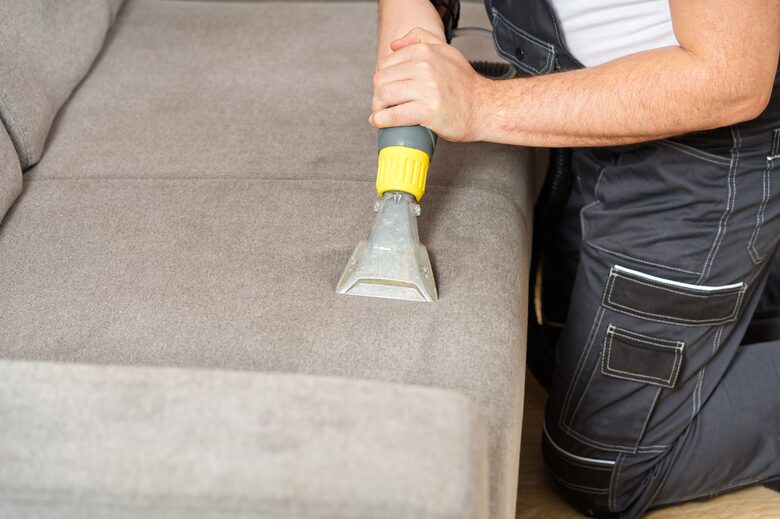 Kárpittisztítás kanapén, fotelek, pussok, székek és ülőgarnitúrák frissítése Szegeden és környékén célzott folttisztítással.